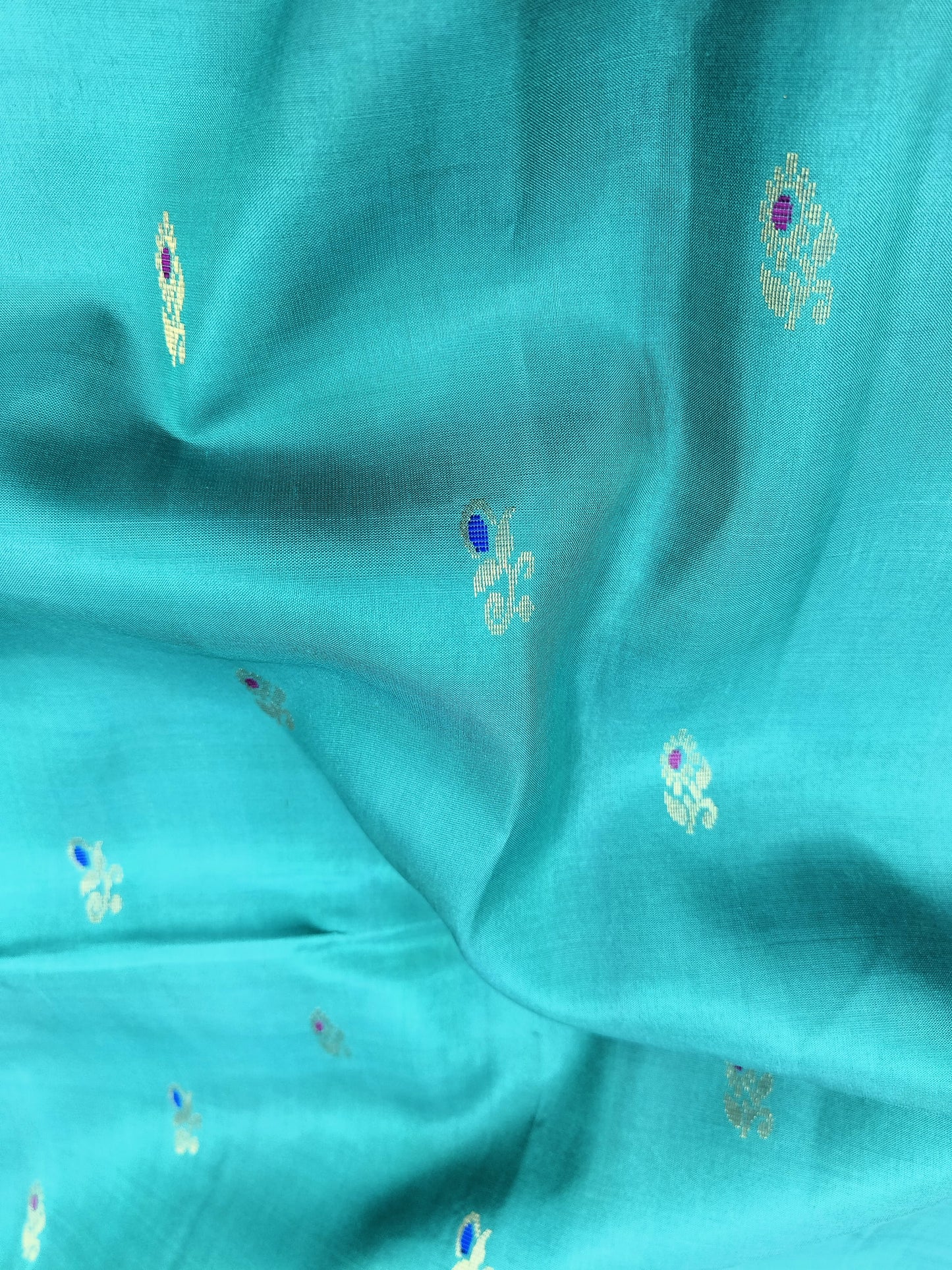 🌿 Drape yourself in grace with this Rexona Green Pure Soft Silk Saree, featuring elegant butta motifs woven with finesse.