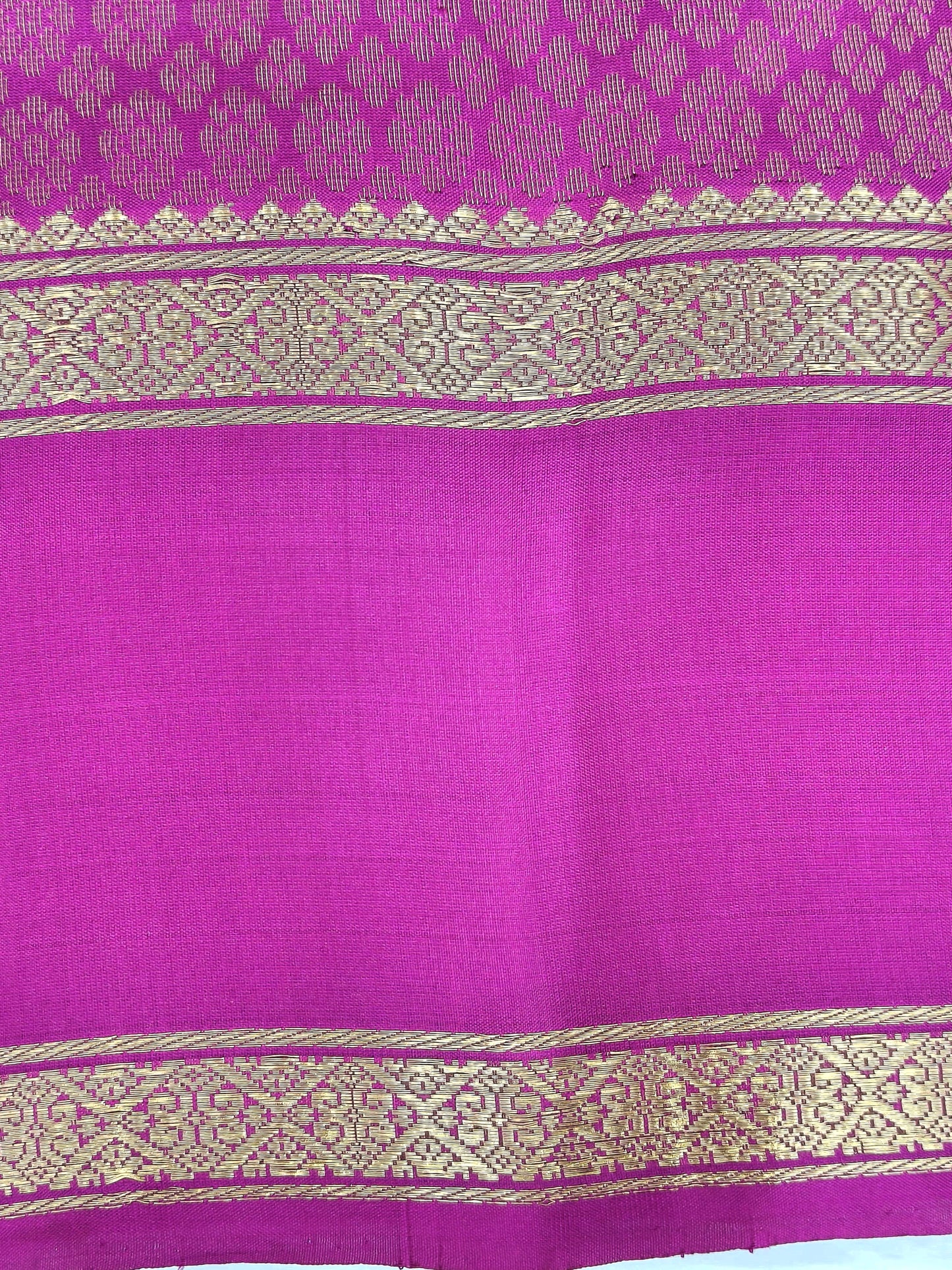 🌿 Drape yourself in grace with this Rexona Green Pure Soft Silk Saree, featuring elegant butta motifs woven with finesse.