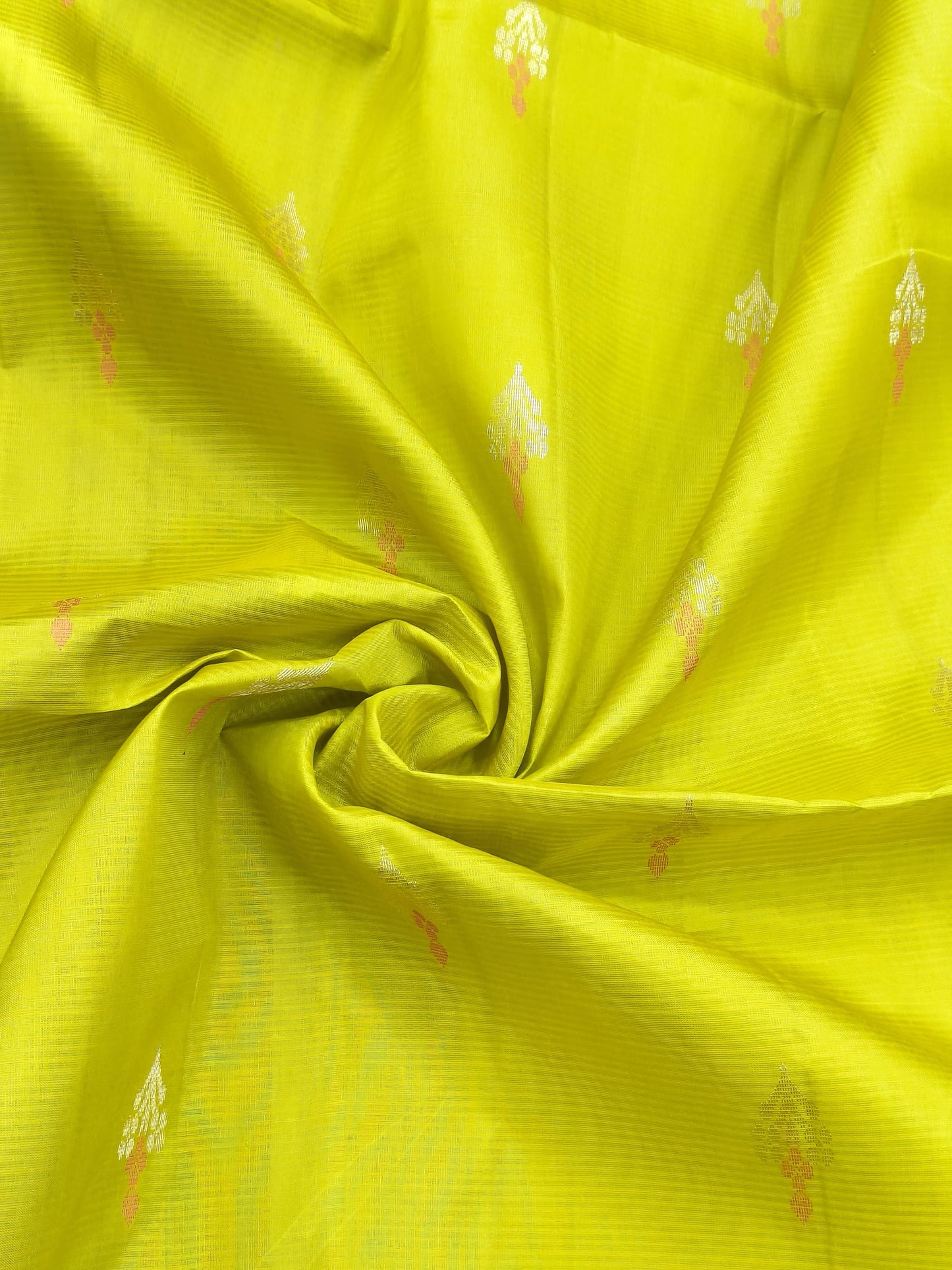 🌼 Brighten your wardrobe with this Lemon Yellow Pure Soft Silk Saree, gracefully adorned with traditional butta motifs.