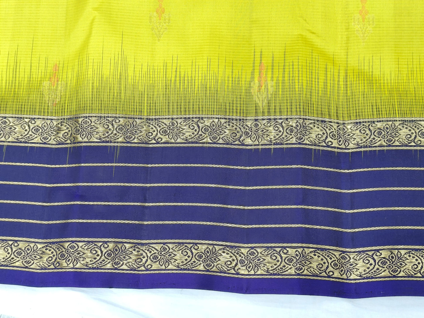 🌼 Brighten your wardrobe with this Lemon Yellow Pure Soft Silk Saree, gracefully adorned with traditional butta motifs.