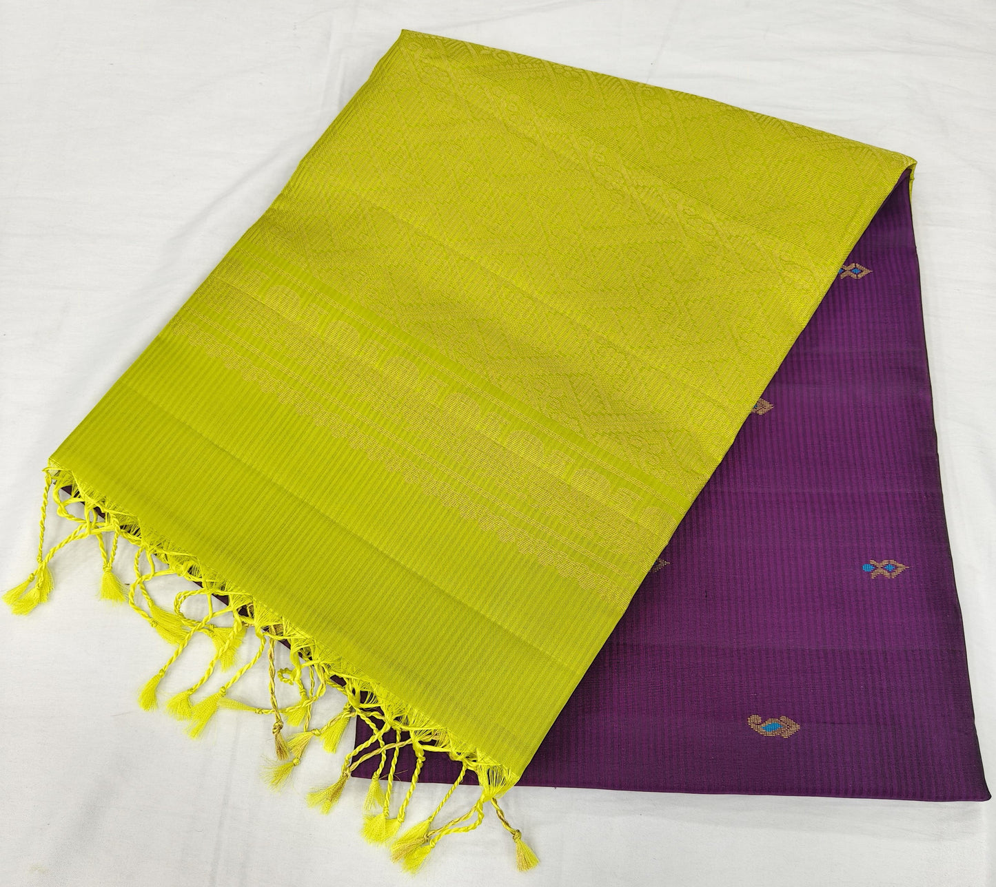 🌸 Embrace timeless elegance with this Violet Pure Soft Silk Saree, beautifully adorned with delicate butta motifs.
