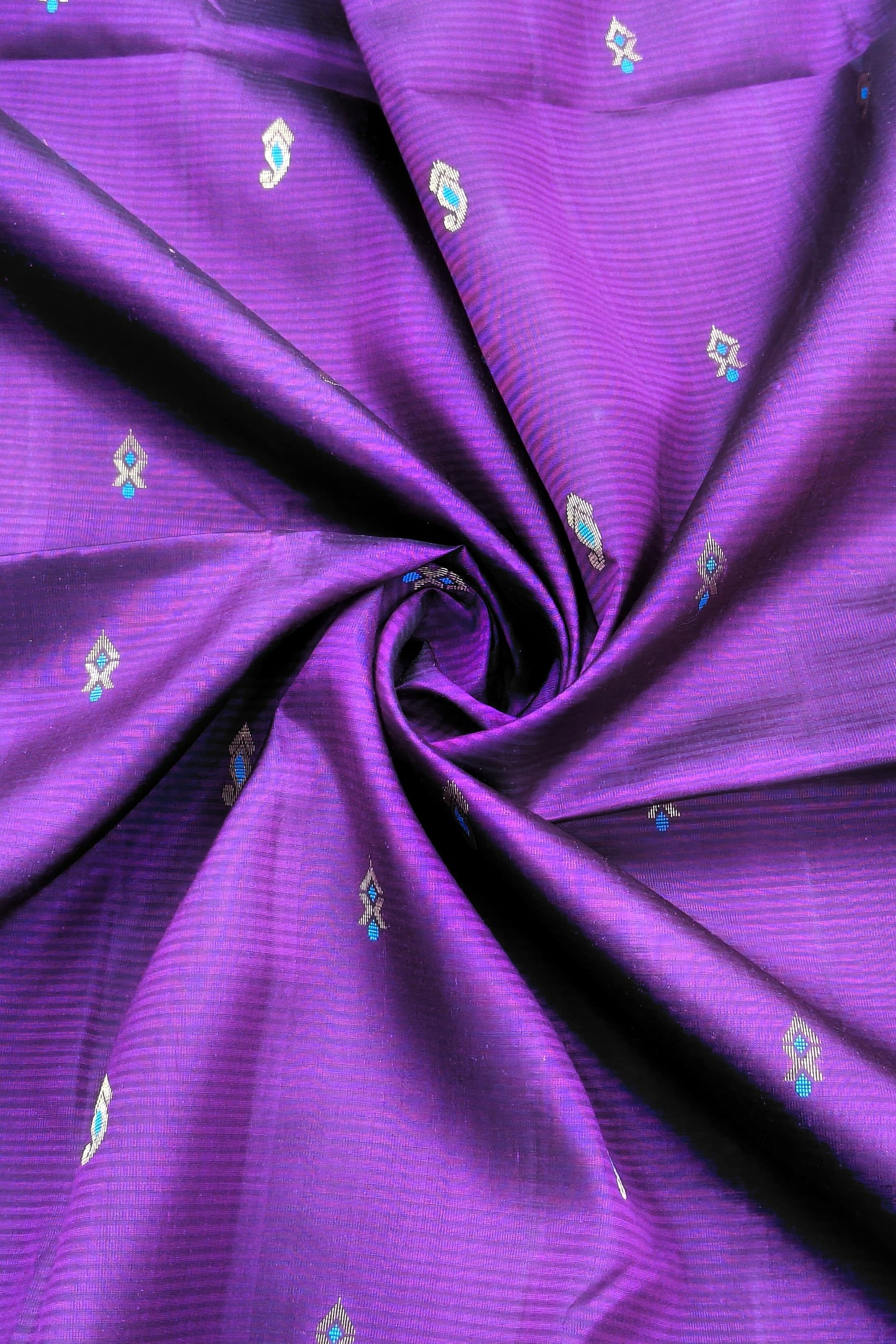 🌸 Embrace timeless elegance with this Violet Pure Soft Silk Saree, beautifully adorned with delicate butta motifs.