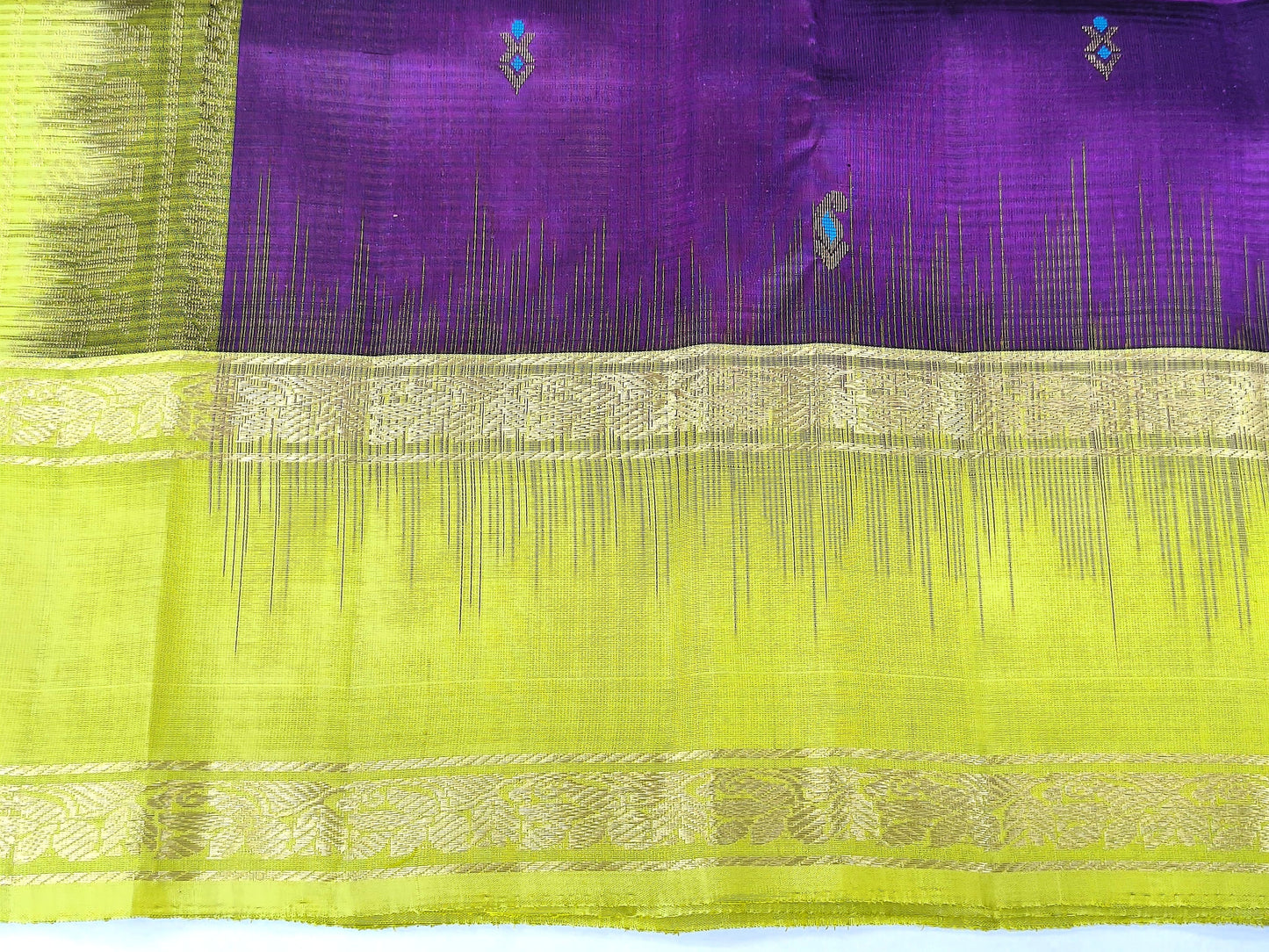 🌸 Embrace timeless elegance with this Violet Pure Soft Silk Saree, beautifully adorned with delicate butta motifs.